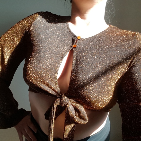 Sexy Flared sleeve front tie crop top NWT - Picture 3 of 4